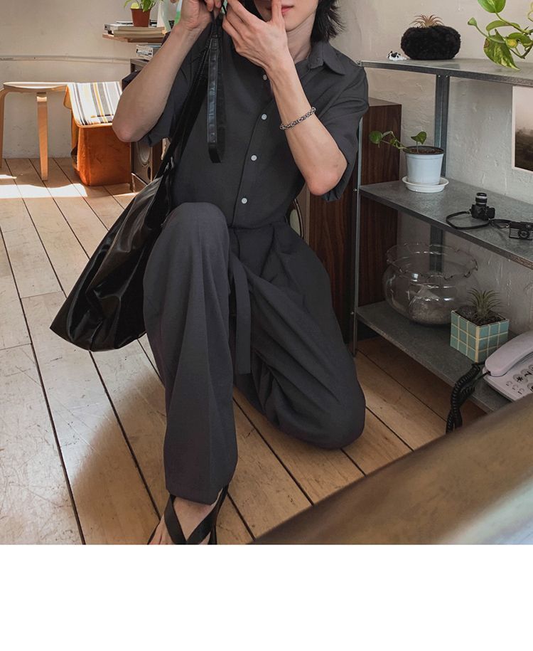 Completo casual da ufficio ispirato: camicia a maniche corte con spalle scese e pantaloni dritti e comodi, leggero misto poliestere-lino per l'estate_voghion.com