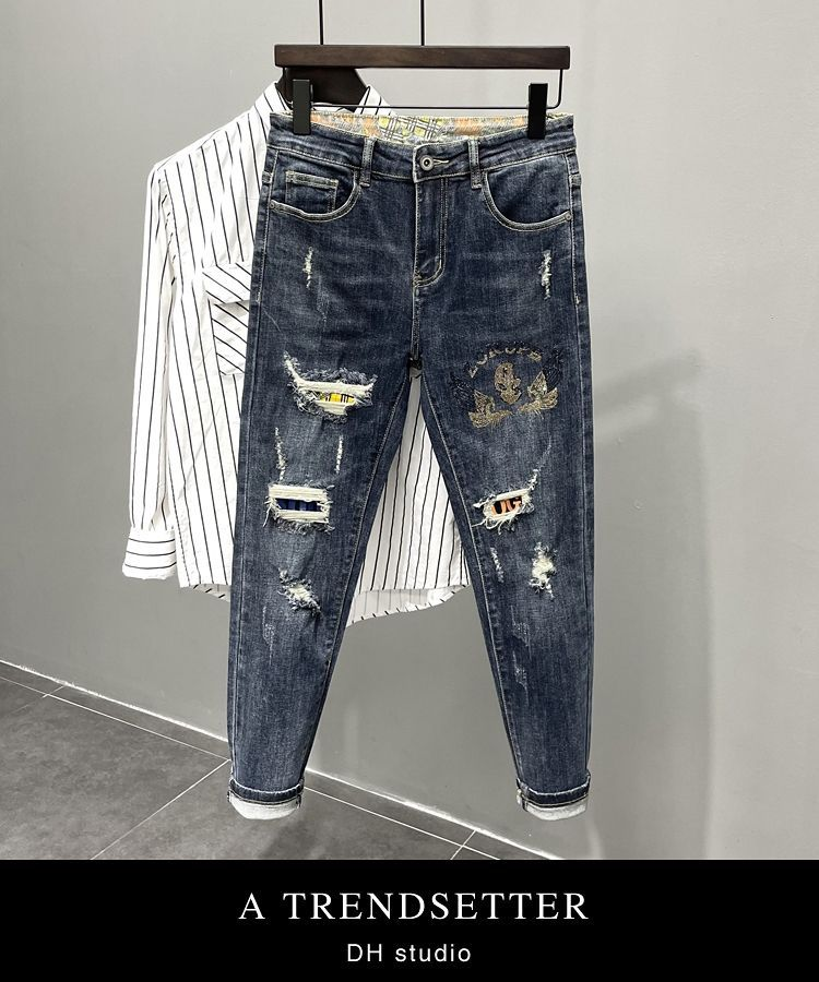 Jeans leggeri di lusso di fascia alta con toppe da uomo invecchiate, piedi piccoli dalla vestibilità slim, versatili alla moda, in mostra_voghion.com