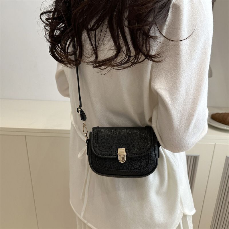 Borsa a tracolla piccola quadrata, stile coreano, con texture sotto le ascelle, design di nicchia per donne, nuova tendenza 2025_voghion.com