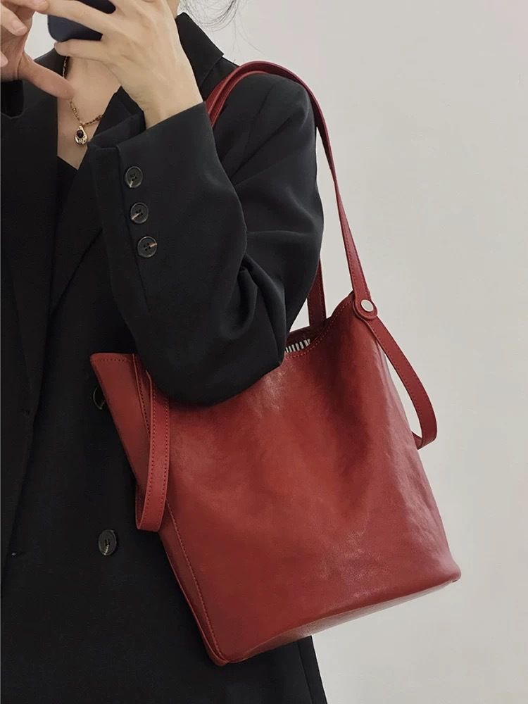 High-End Bucket For Women 2025 Autumn Winter New Large Capacity Underarm Versatile Tote Commuter Bag_voghion.com