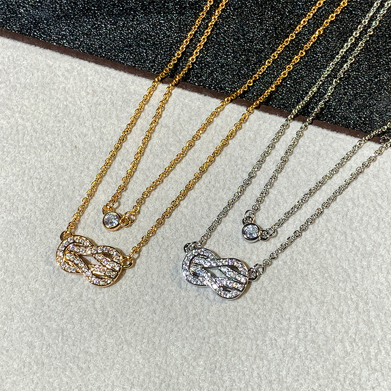 Collana con fibbia a ferro di cavallo con diamanti a strati infiniti a doppio strato in oro V a 8 linee del designer con catena minimalista a clavicola_voghion.com