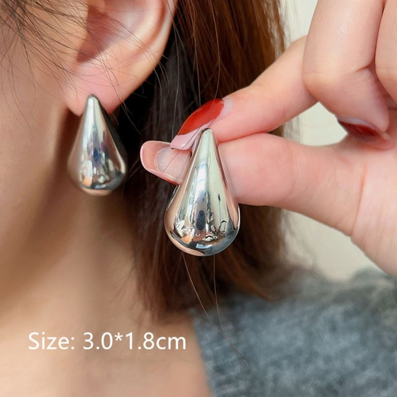 Orecchino piercing accattivante e grosso in pelle liscia con goccia d'acqua_voghion.com