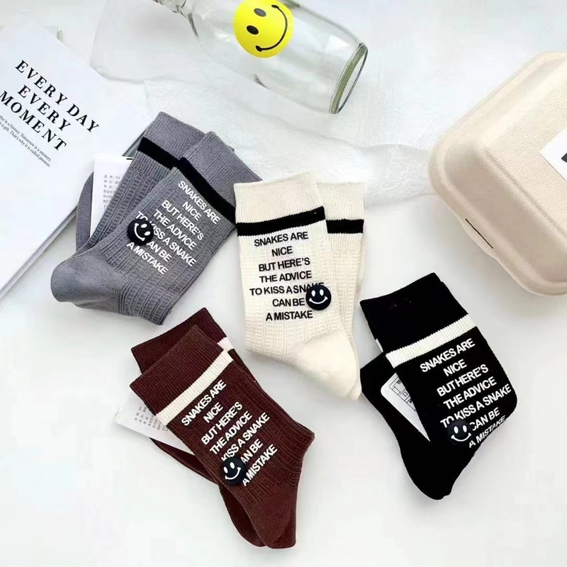 Trendy Personaliséiert Sportstrëmp Honnerte vu Männer a Fraen Buschtawen Déck Anti-Keelt Antibakteriell Waarm Hierscht a Wanter 2023 Kottengsocken_voghion.com