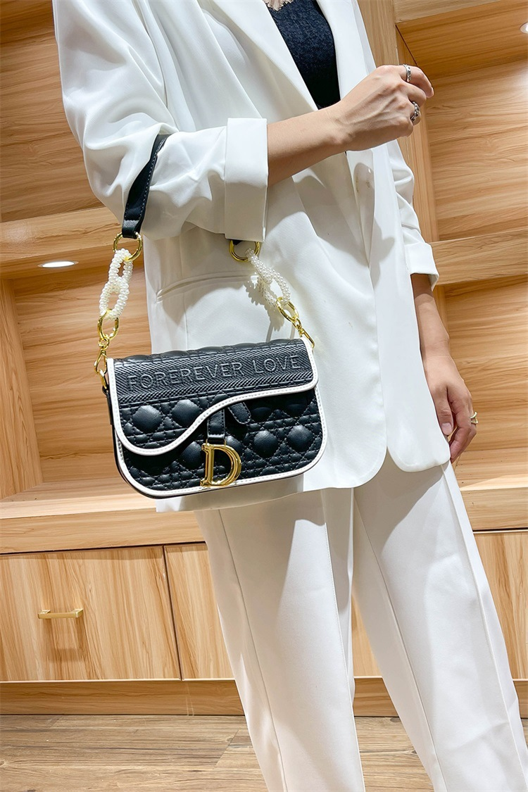 Borsa da sella portatile Lingge Pearl Autunno Inverno 2023 Nuova borsa a tracolla per pendolari con tracolla larga da donna_voghion.com