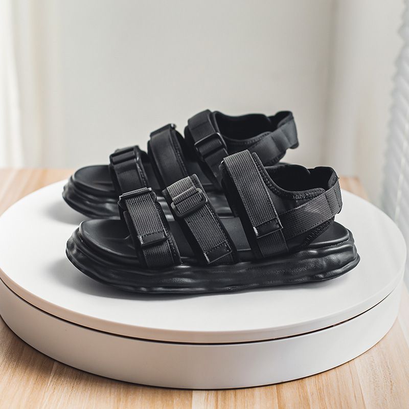 2923 Herrensandalen, Schwarz, haben eine weiche und dicke Sohle, die im Sommer die Körpergröße erhöht. Sie sind vielseitig einsetzbar am Strand_voghion.com