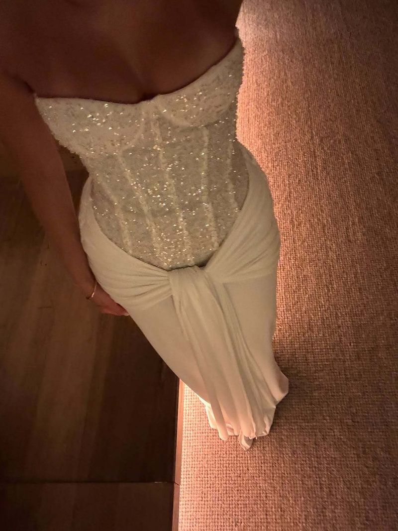 „Auffälliges trägerloses Kleid – Aufwendige Spitze und drapiertes Korsett für Frühlingsabende“_voghion.com