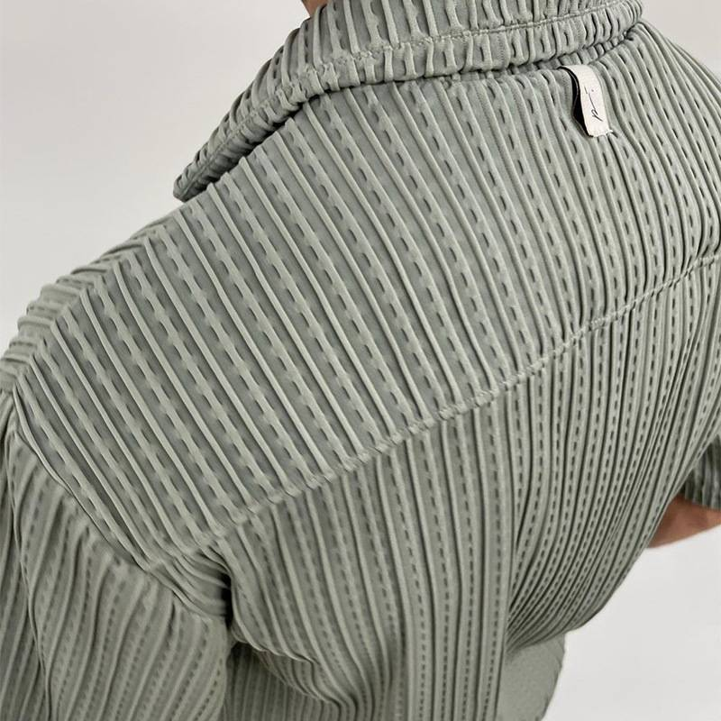 Ein zweiteiliges Set aus lockerem und modischem gestreiftem Kurzarmhemd und Shorts für den lässigen Herrensport im Sommer_voghion.com