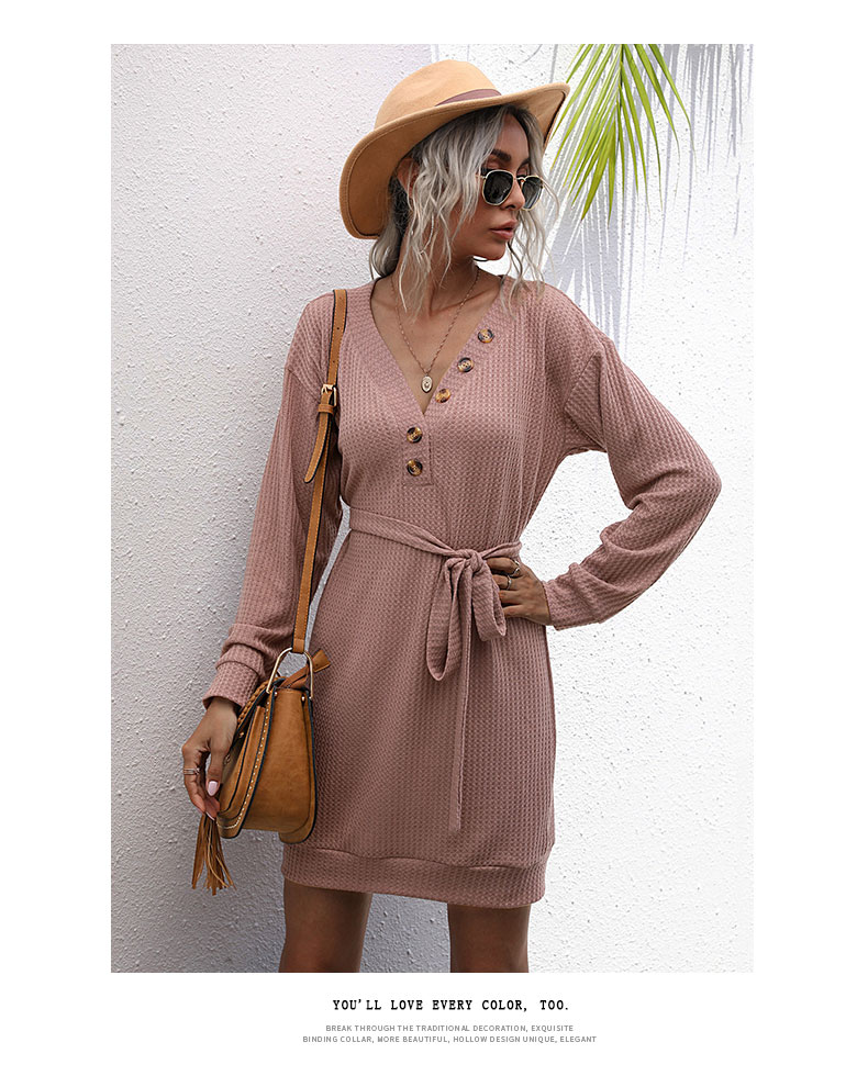 Mittellanges Strickkleid mit einfarbigen, beliebten Knöpfen und Gürtel mit V-Ausschnitt_voghion.com