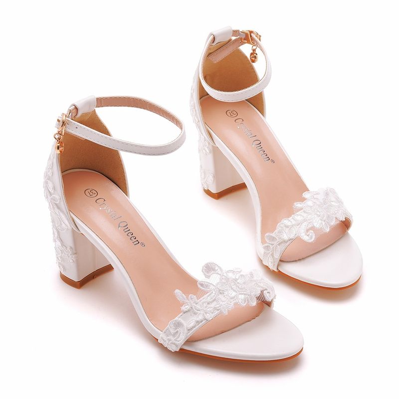 Damenschuhe, 7 cm dicke Sandalen mit flachem Absatz, ein Riemen, quadratischer Absatz, Schnallensandalen aus weißer Spitze, Brauthochzeitsschuhe, High Heels_voghion.com