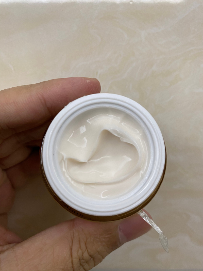 Jiyeon Eye Cream 2 set contains: 75ml Face cream 15ml Eye cream_voghion.com