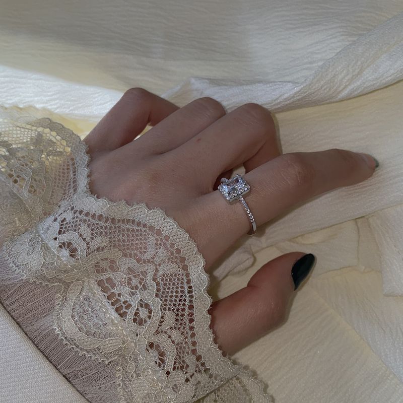 Anello in argento sterling con zircone super flash di lusso leggero in design di nicchia, anello con diamante quadrato e vento freddo 5853-J_voghion.com