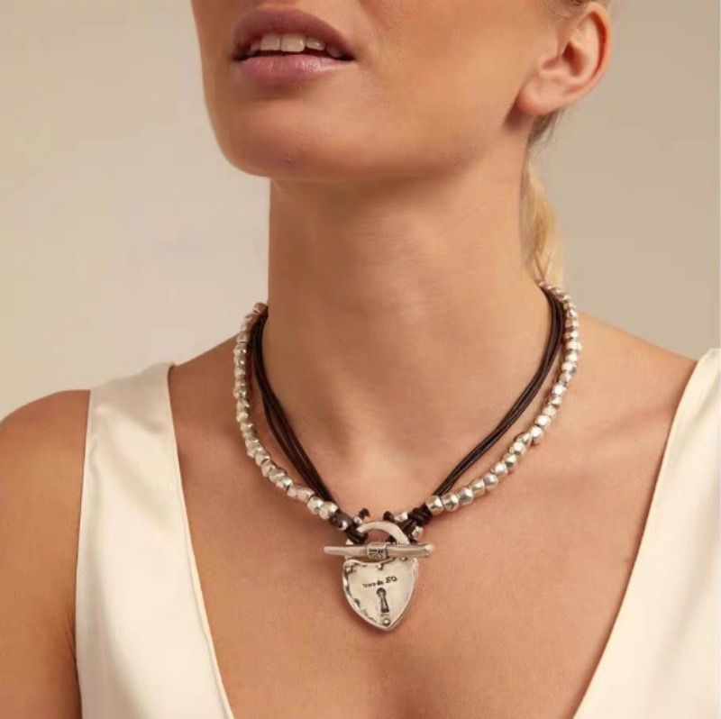 Collier en cuir personnalisé avec perles et lettres de verrouillage d'amour, chaîne de pull tendance de luxe légère pour femmes_voghion.com