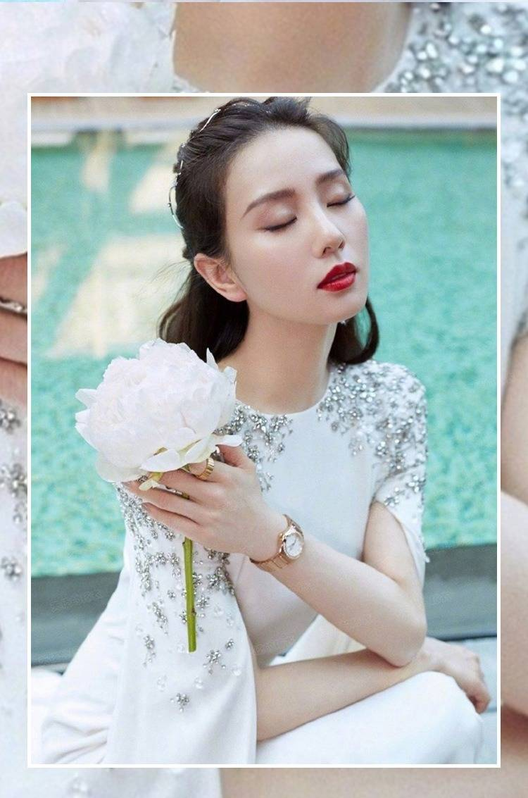 Robe de soirée blanche élégante coupe trapèze avec décolleté épaules dénudées – Robe de soirée amincissante pour banquets, chorales et événements._voghion.com