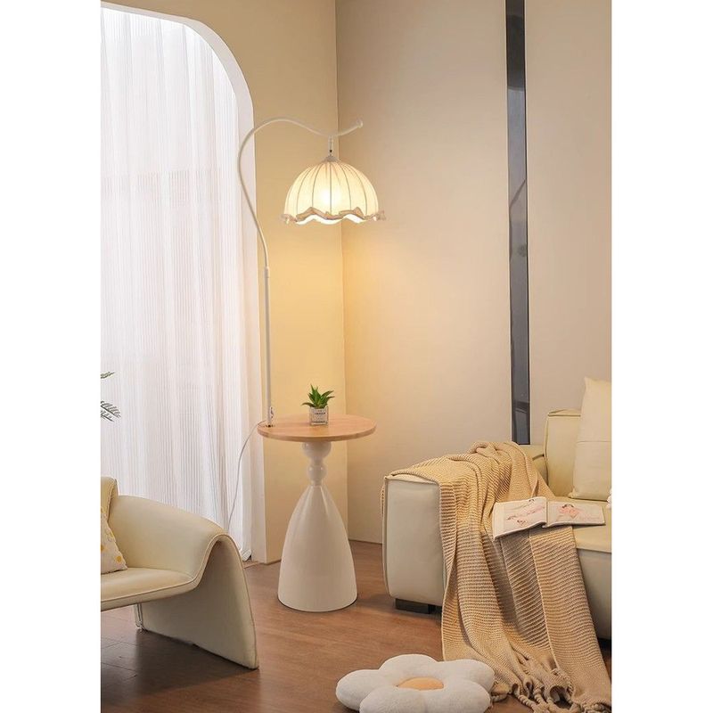Cremefarbener Wohnzimmerboden neben dem Sofa, High-End-Atmosphäre, kabelloses Laden, Schlafzimmer-Nachttischlampe_voghion.com