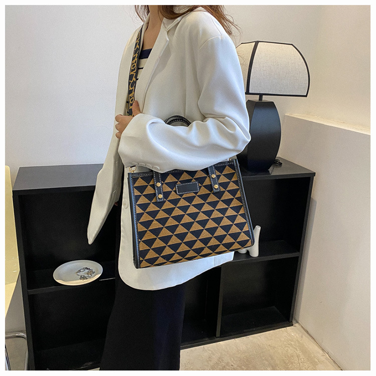 Herbst und Winter Große Kapazität Taschen 2023 Neue frauen Taschen Mode Pendler Schulter Taschen Casual Persönlichkeit College Student Tragetaschen_voghion.com