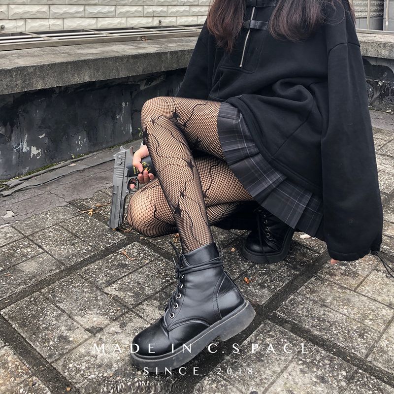 2024 Medias negras ahuecadas prensadas en caliente Jk Pantalones de malla sexy Letras grandes atractivas Calcetines de red de pesca con lazo_voghion.com