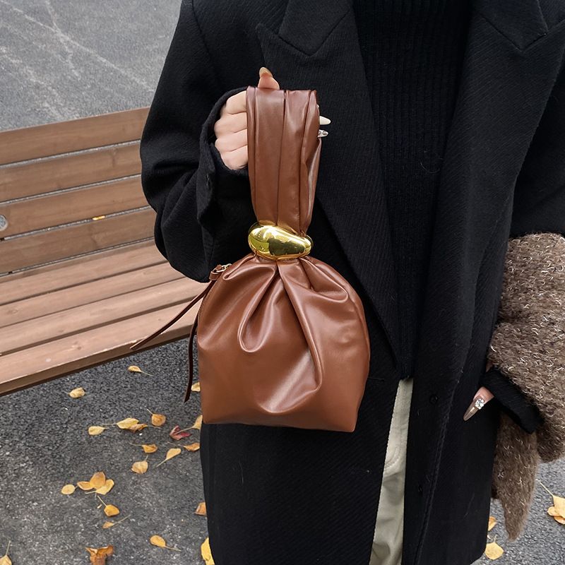 Borsa a secchiello plissettata di alta qualità, unica e di nicchia, per donna, autunno inverno 2025_voghion.com