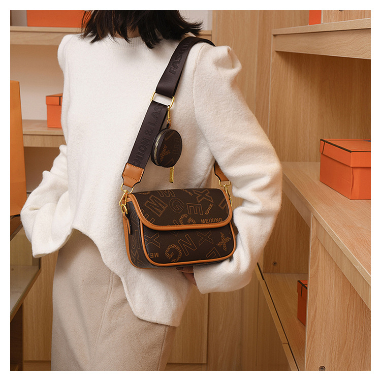 2023 spring new live broadcast good style high quality saddle bag retro presbyopic oblique high-quality one shoulder oblique women's bag_voghion.com