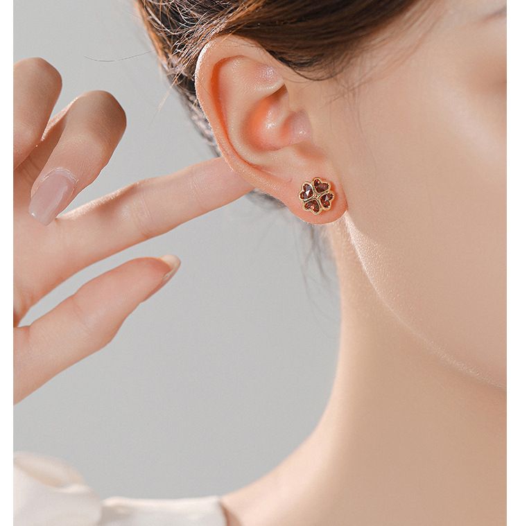Orecchini piccoli squisiti con fiori a quattro foglie, orecchini femminili con fiori verdi, piccoli orecchini profumati con design temperamento, tendenza_voghion.com