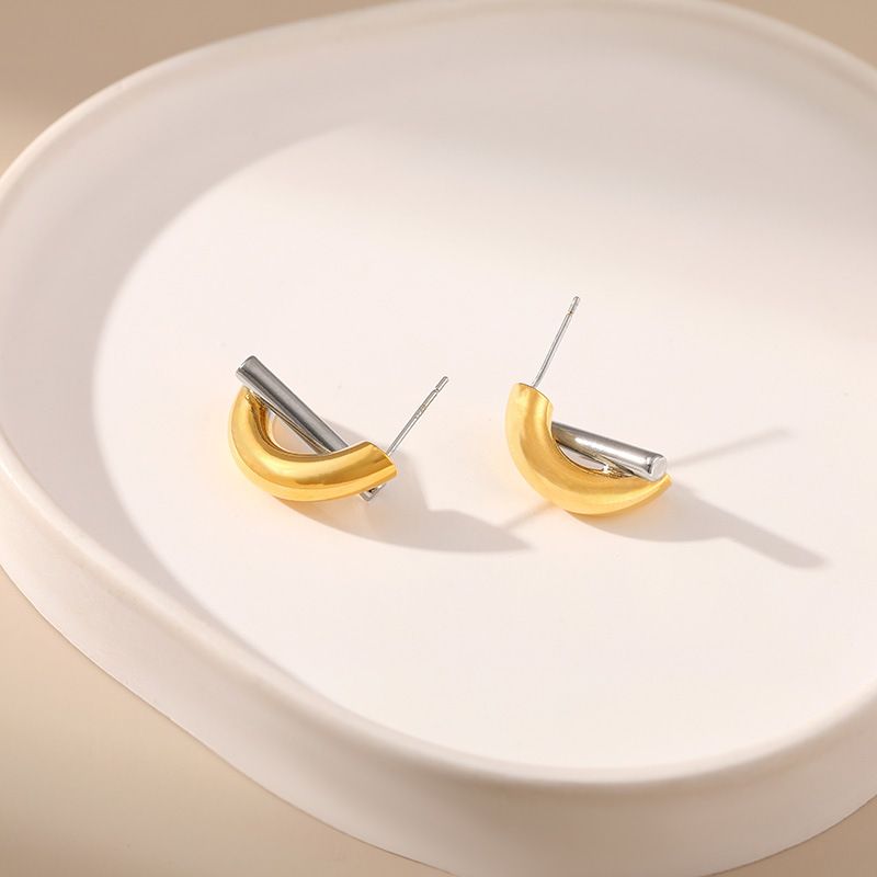 Gold and silver contrasting design personality earrings K real gold plated niche metal texture cross twist earrings_voghion.com