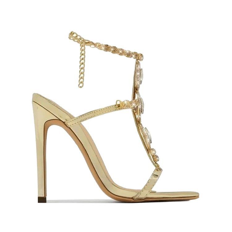 Sandalias de tacón alto con punta abierta y diamantes de agua dorados de Jiang Yiwan (2025) para mujer_voghion.com