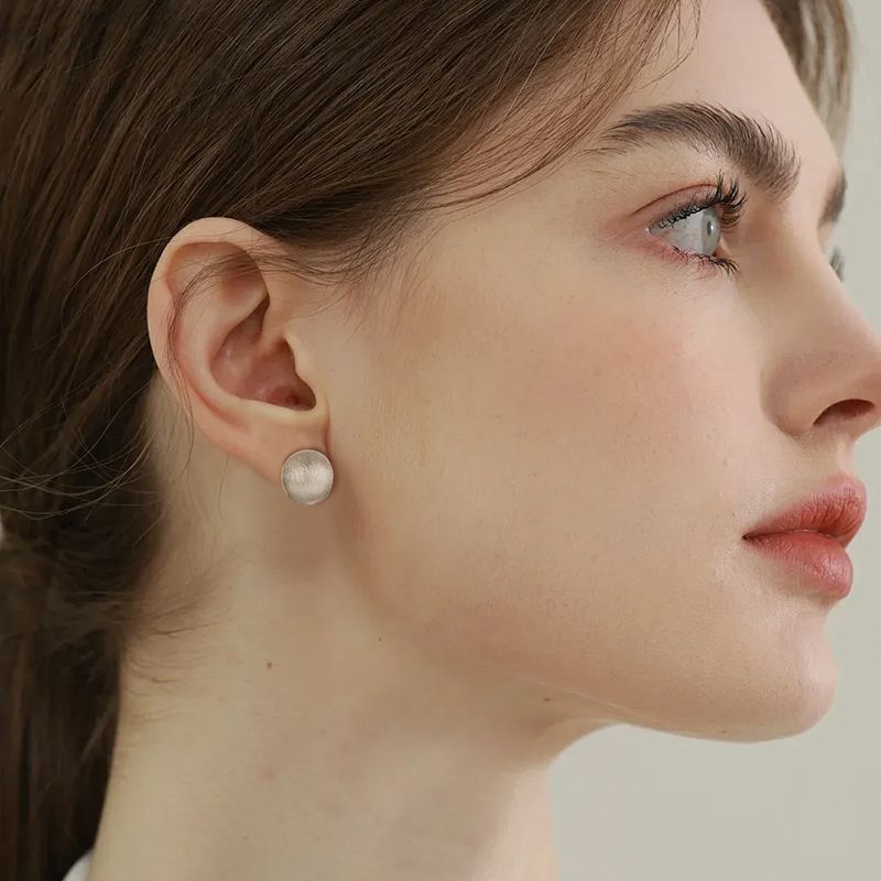 Orecchini a sfera spazzolati per donna, orecchini semplici ed eleganti, design autunnale e invernale, orecchini_voghion.com