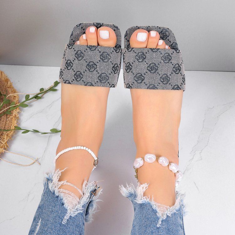 Euroopa ja Ameerika väliskaubanduse suured lameda põhjaga üherealised tikitud sussid naistele, mis on mõeldud piiriüleseks õuerõivasteks ja kergeteks rannasandaalideks._voghion.com