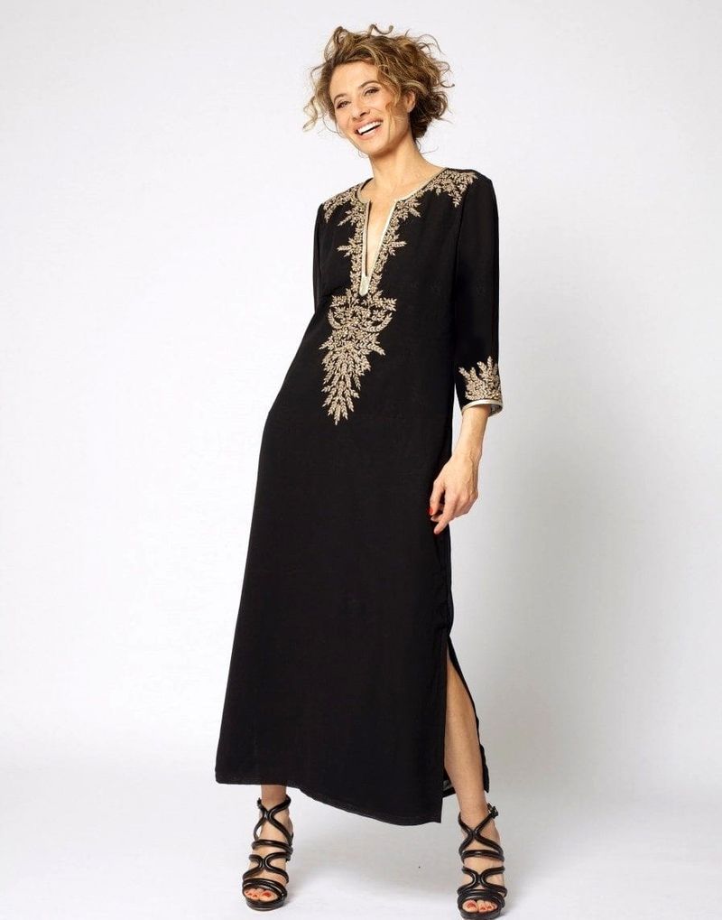 "Elegantes, besticktes Strandkleid – Langer Cardigan mit Schlitzrock für Resort, Pool und Bikini"_voghion.com