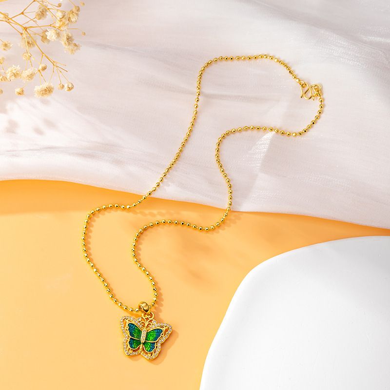 Collana con ciondolo in smalto color oro sabbia e farfalla verde sfumato, catena per clavicola in oro di lunga durata_voghion.com