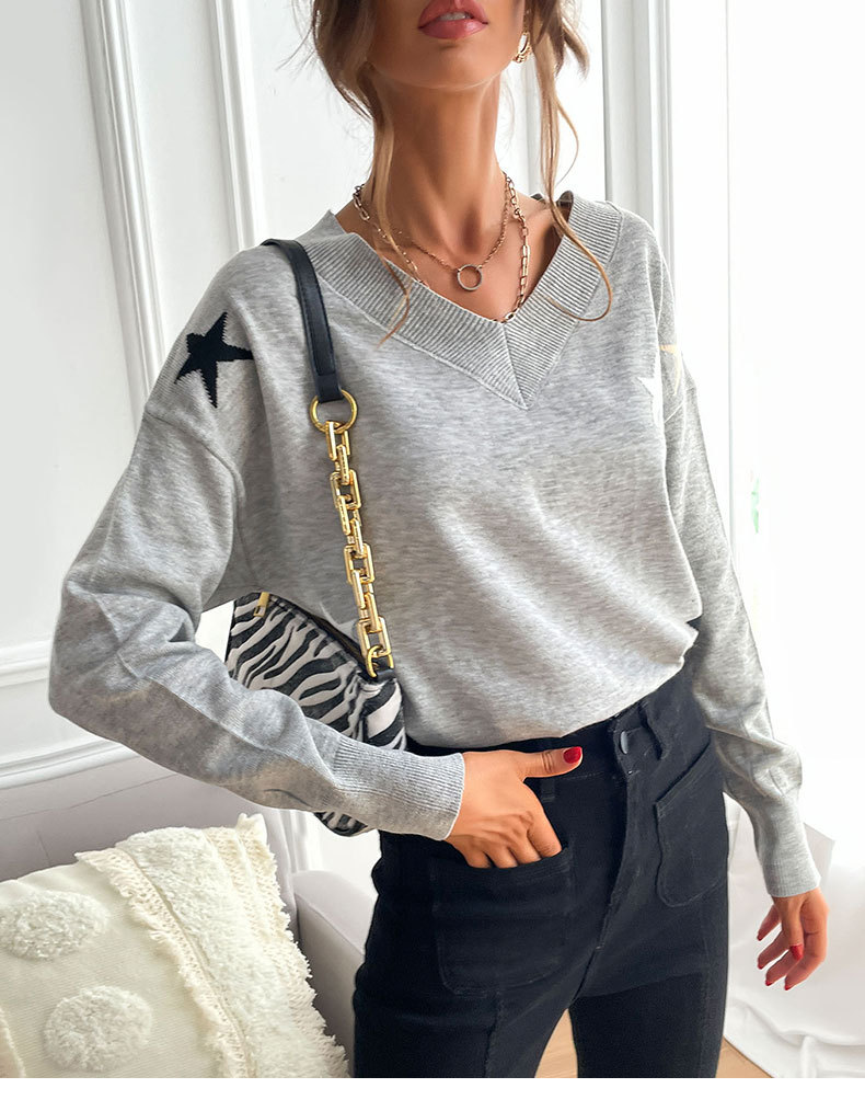 Grauer Pullover mit V-Ausschnitt und fünfzackigem Stern_voghion.com