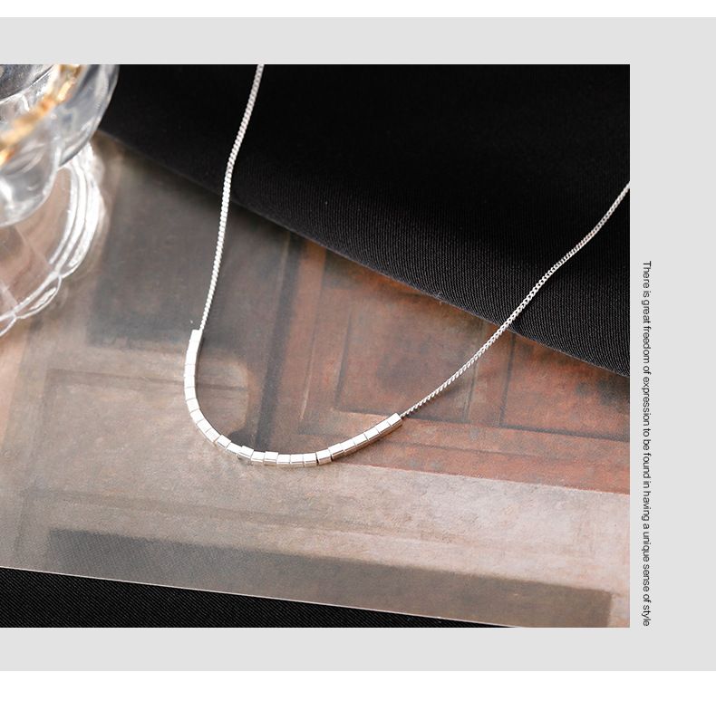 Collier petit cube en argent sterling pour femme, design de niche d'été, style froid simple, chaîne de clavicule géométrique en argent cassé_voghion.com