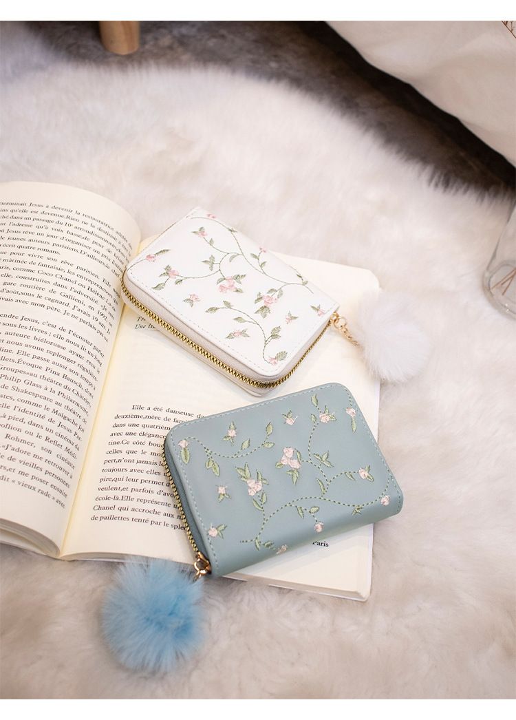 Bestickte Geldbörse im Vintage-Stil mit Pompom-Anhänger – Kurze Geldbörse mit mehreren Kartenfächern, süße Akkordeon-Handtasche für Mädchen_voghion.com