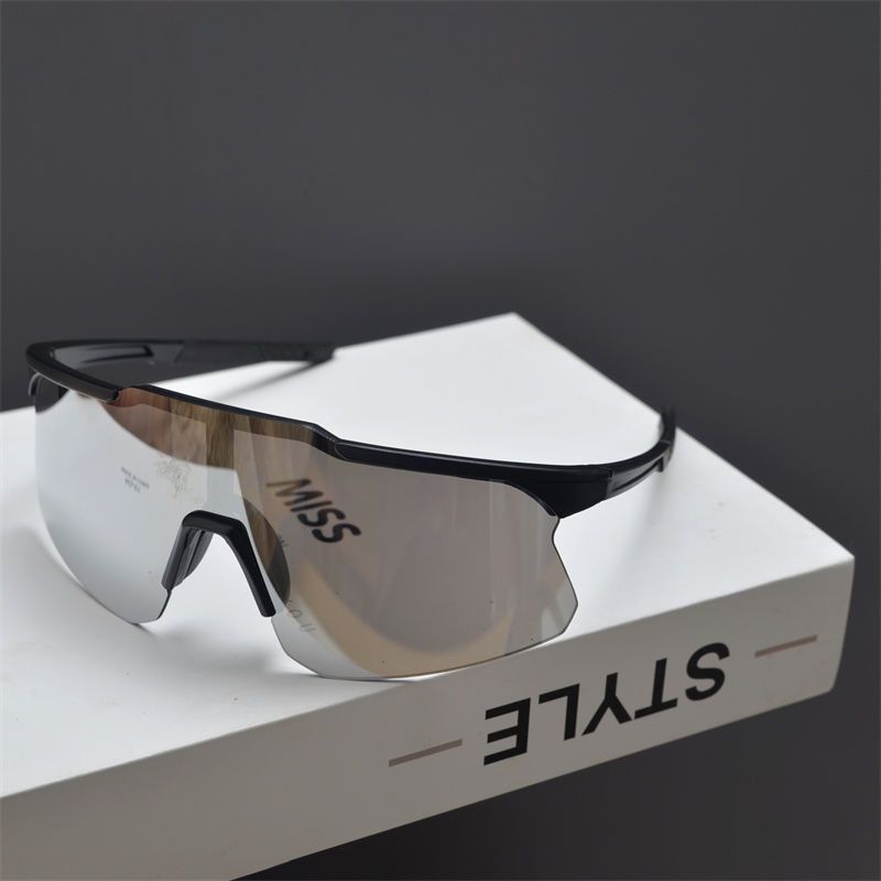 Kiberpanko futuristinis dviračių sportas vyrams ir moterims, alpinizmas lauke, bėgimas, slidinėjimo akiniai, akiniai nuo saulės su šokinėjimu_voghion.com