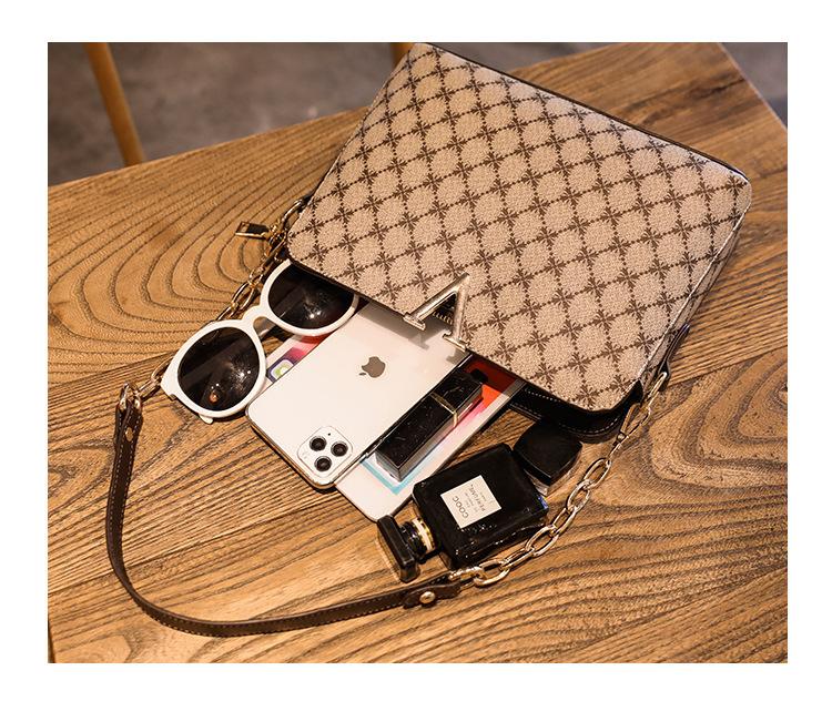 Die neue Damentasche ist eine modische und leicht zu tragende Retro-bedruckte Muscheltasche mit schräger Umhängetasche und Kettenhandtasche_voghion.com