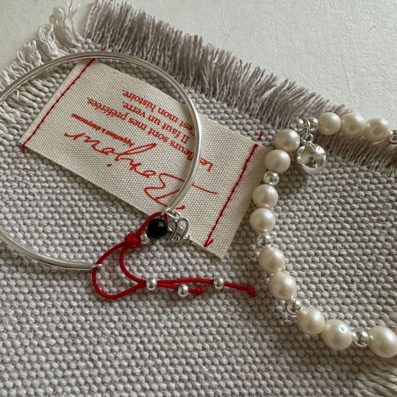 Pulsera de plata pura con diseño en capas de perlas de hilo rojo. Nueva primavera 2024. Versátil y moderna._voghion.com
