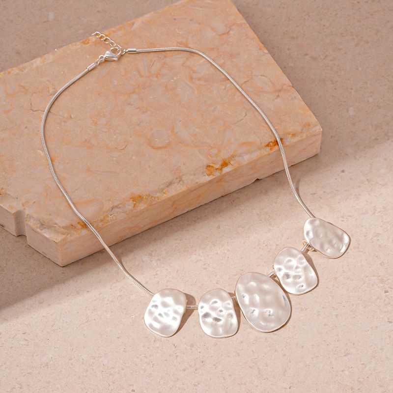 Collana clavicola ovale irregolare metallica piegata_voghion.com