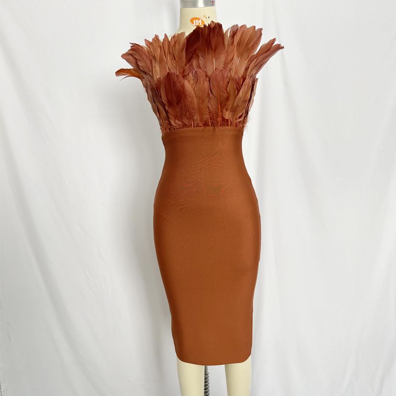 Abito con bende di piume - Abito da sera aderente senza spalline per donna, in poliestere elasticizzato, abbigliamento da discoteca sexy, XS/S/M/L, rosso rosa e marrone scuro_voghion.com