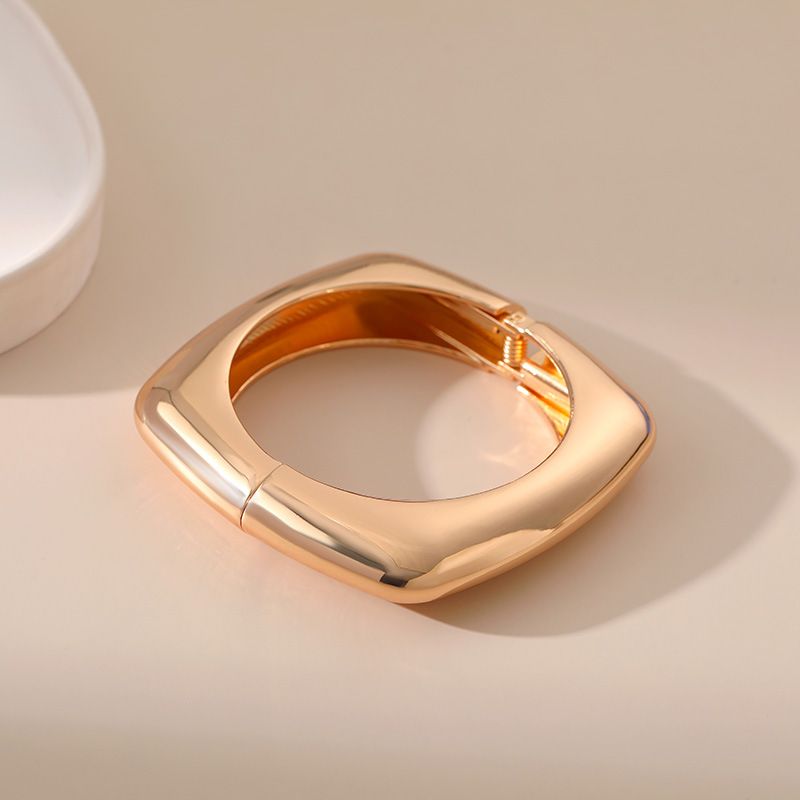 Bracelet pour femme tempérament, design de bracelet à cercle simple et lisse_voghion.com