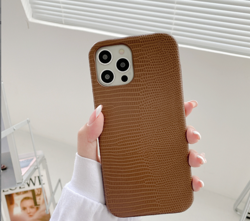 Mobile phone case Simple retro lizard pattern suitable for Apple iPhone15pro/14/13/12 half pack oil edge hard shell mobile phone case_voghion.com