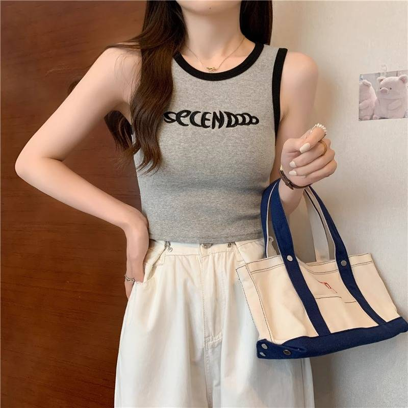 Yllään Camisole-toppi, plus-kokoinen tyttö kuuman tytön kanssa, jolla on dopamiinihihaton toppi kesällä_voghion.com