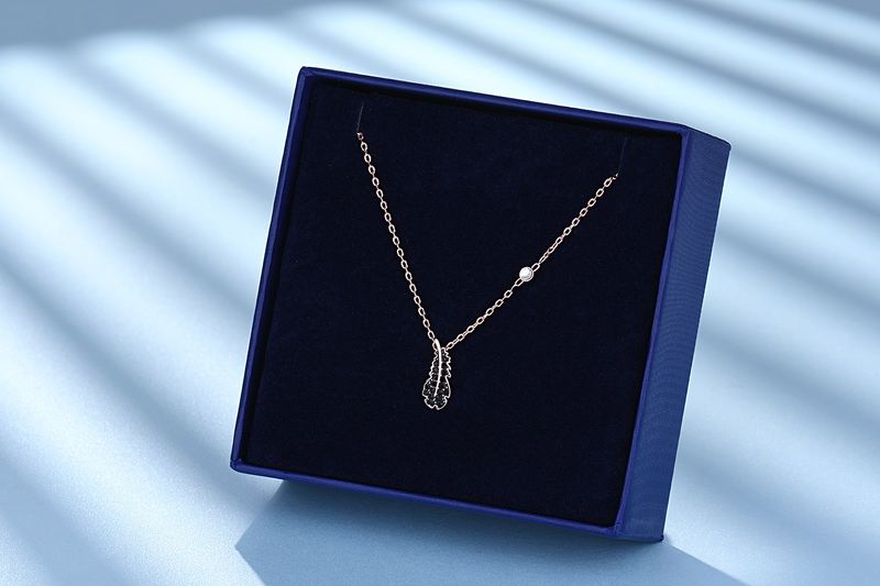 Svart fjäderhalsband för kvinnor Lätt liten storlek Element Anti-kristall nyckelbenshalsband_voghion.com