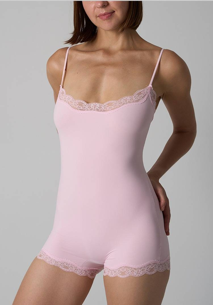 PASST JEDEM SPITZEN-CAMI-BODYSUIT. Bodysuit aus geblümter Spitze. Verstellbare Träger._voghion.com