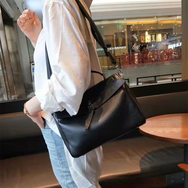 Borsa a tracolla monospalla da donna, versatile, alla moda, di grande capacità, in morbida pelle, con tracolla lunga, nuova, sottobraccio_voghion.com