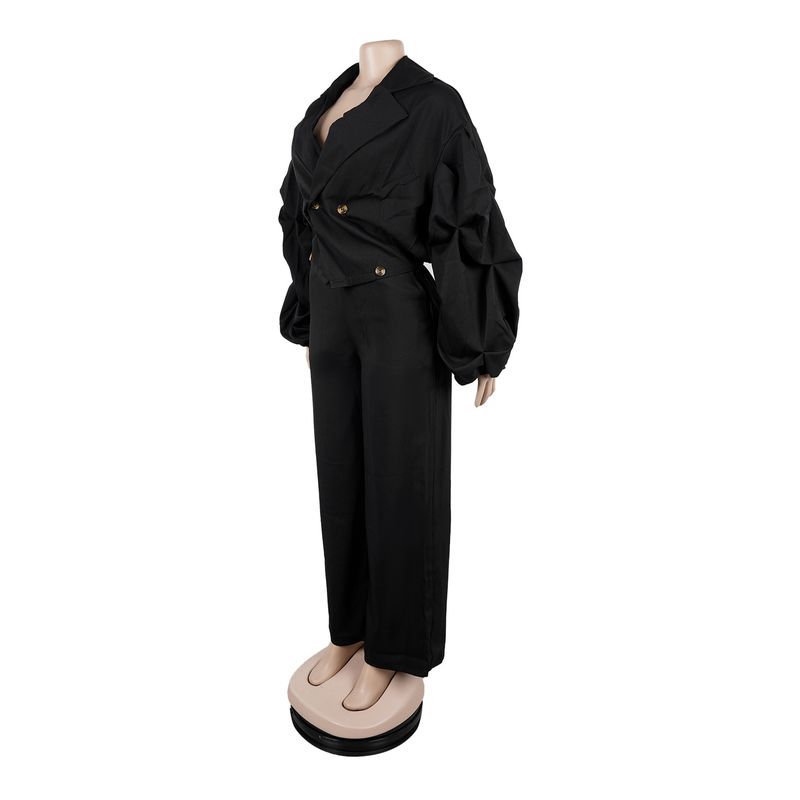 Completo da donna per il pendolarismo: camicetta con ampio risvolto e pantaloni con maniche a pieghe_voghion.com