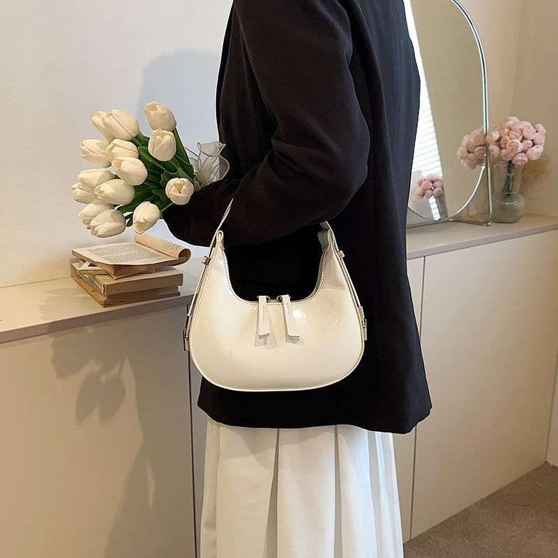 High-end texture niche bag female 2023 summer new fashion patent leather bright handbag shoulder underarm bag_voghion.com