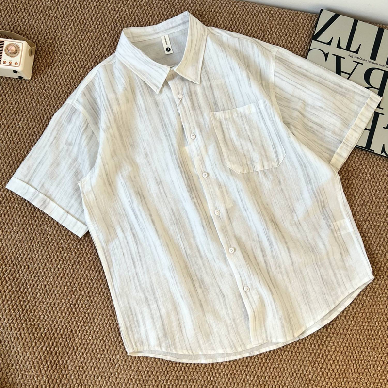 Una camicia estiva da uomo a maniche corte in tessuto Tencel con strisce retrò e una camicia ampia color sale francese_voghion.com