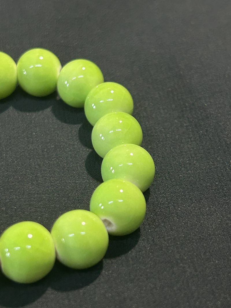 Boho-Armbänder aus grünen Keramikperlen – Schmetterlingsanhänger und -farbe – Blockstile_voghion.com