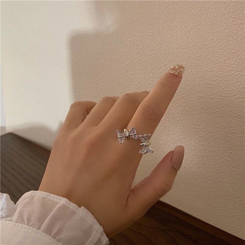 Anello regolabile aperto con faccina sorridente smaltata azzurra, simbolo della personalità hip hop, stella portafortuna_voghion.com