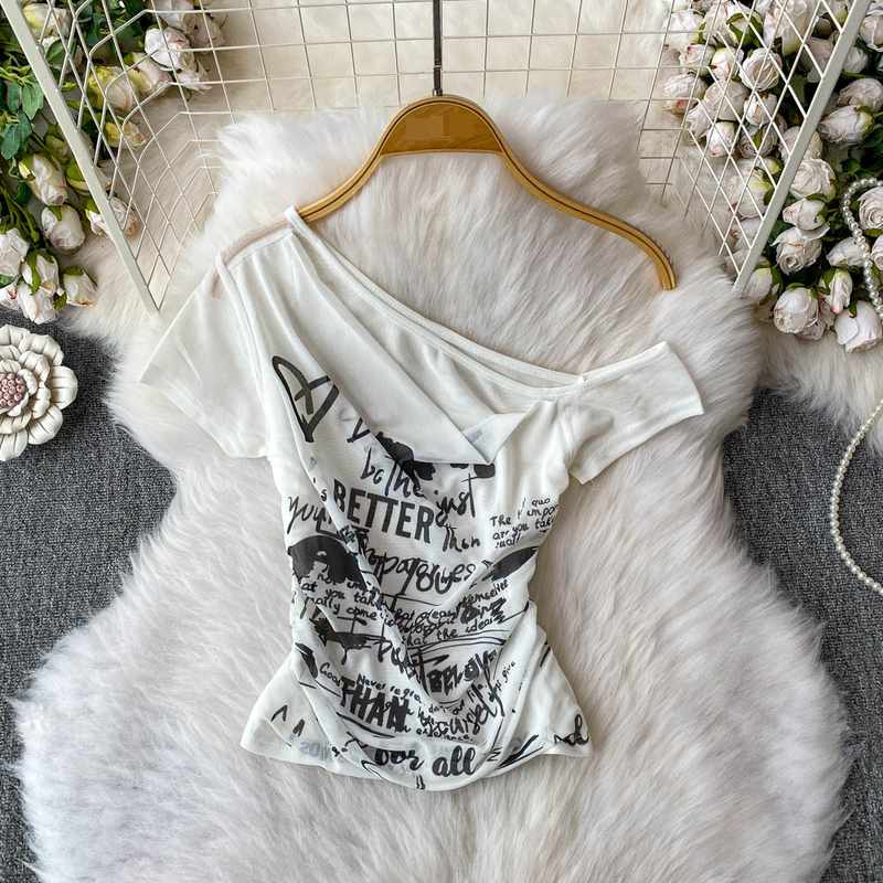 Maglietta estiva da donna, a maniche corte, con scollo obliquo, spalle scoperte, con pieghe in rete stampate e top corti aderenti in vita._voghion.com