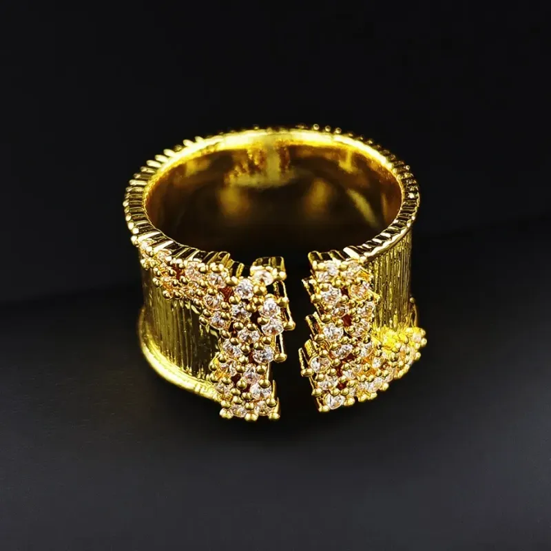 Designer-Ring mit Zierspaltmuster, vergoldet, offene Größe, Zirkonia-Ring, Damen-Schmuckstück für den Alltag, Geschenkidee_voghion.com